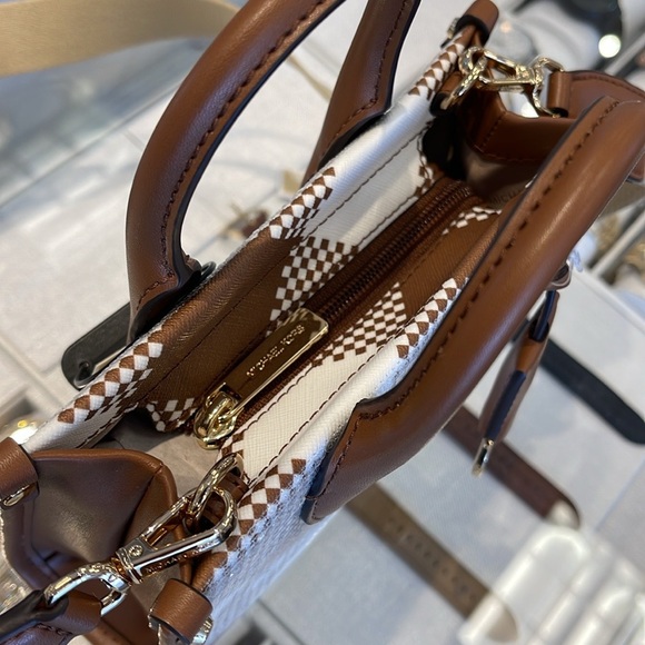 Michael Kors Mirella Extra-Small Logo Crossbody XBODY Shopper Bag
Luggage 
NWT - Picture 15 of 16